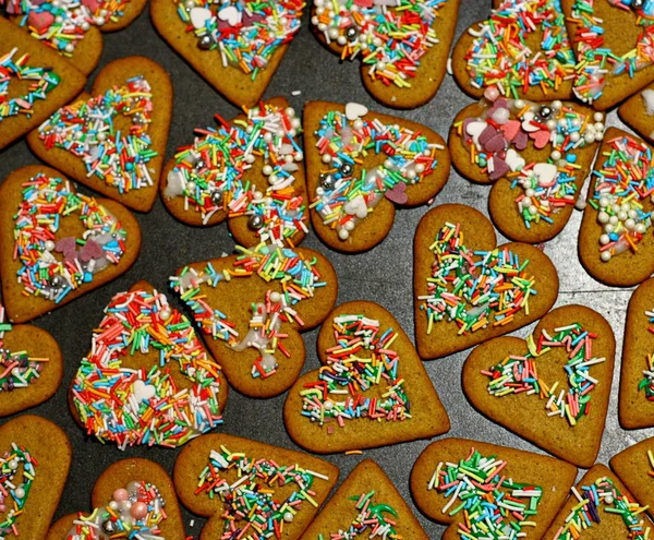 Hemlagade pepparkakor på ett mörkt bord — Stockfoto