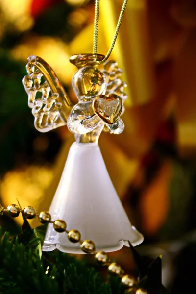 Spielzeug Glas Engel Dekoration auf dem Weihnachtsbaum — Stockfoto