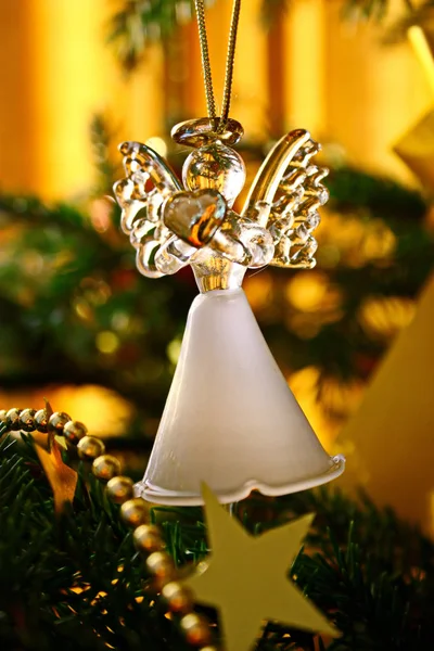 Décoration d'ange en verre jouet sur l'arbre de Noël — Photo