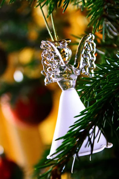 Spielzeug Glas Engel Dekoration auf dem Weihnachtsbaum — Stockfoto