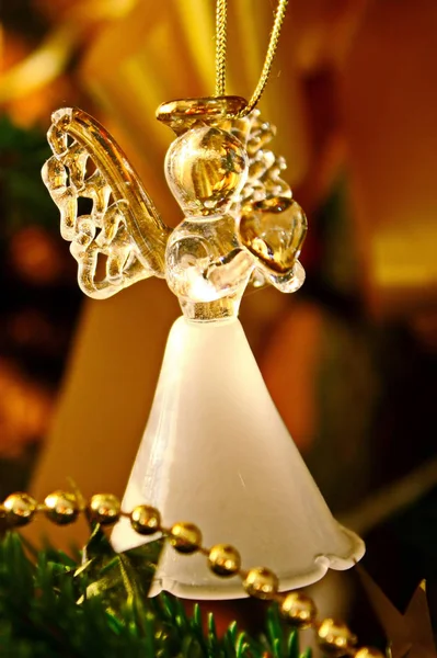Jucărie de sticlă înger decorare pe arborele de Crăciun — Fotografie, imagine de stoc