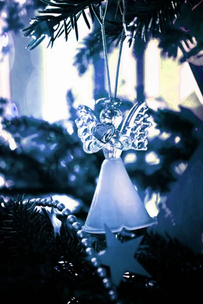 Brinquedo decoração anjo de vidro na árvore de xmas — Fotografia de Stock
