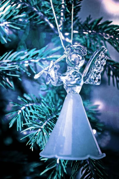 Speelgoed glas engel decoratie op de kerstboom — Stockfoto