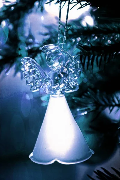 Игрушечное стеклянное украшение ангела на елке — стоковое фото