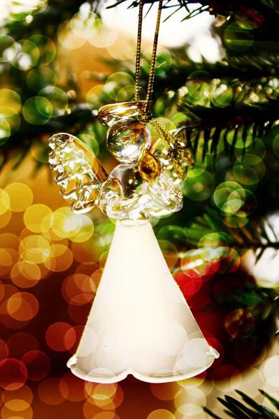 Décoration d'ange en verre jouet sur l'arbre de Noël — Photo