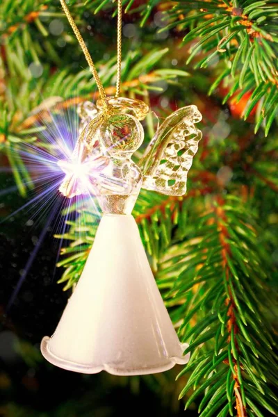 Spielzeug Glas Engel Dekoration auf dem Weihnachtsbaum — Stockfoto