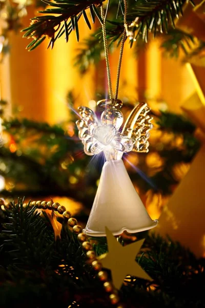 Speelgoed glas engel decoratie op de kerstboom — Stockfoto