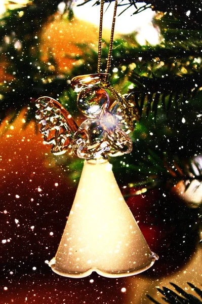 Decoración de ángel de cristal de juguete en el árbol de Navidad — Foto de Stock