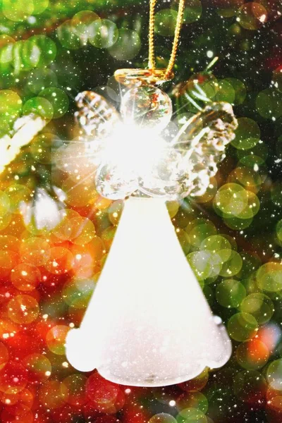 Decoración de ángel de cristal de juguete en el árbol de Navidad — Foto de Stock