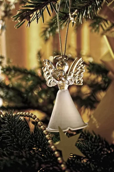 Speelgoed glas engel decoratie op de kerstboom — Stockfoto