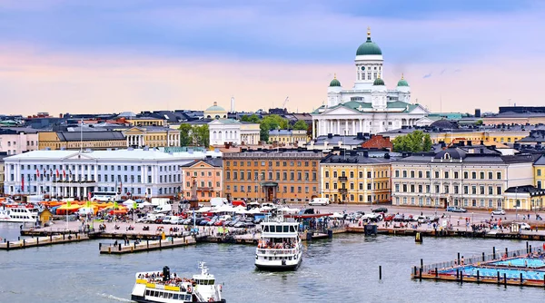 Paisaje urbano de Helsinki con la Catedral de Helsinki y la Plaza del Mercado, Finlandia — Foto de Stock