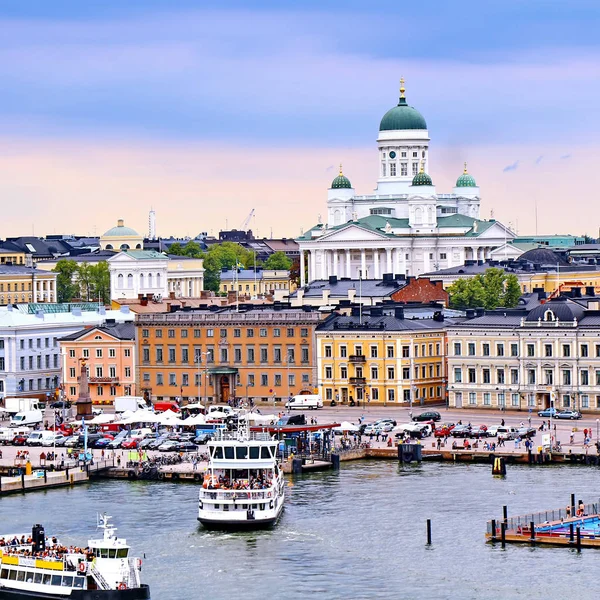 Paisaje urbano de Helsinki con la Catedral de Helsinki y la Plaza del Mercado, Finlandia — Foto de Stock