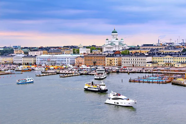 Paisaje urbano de Helsinki con la Catedral de Helsinki y la Plaza del Mercado, Finlandia —  Fotos de Stock