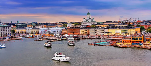 Helsinská městská krajina s helsinskou katedrálou a tržištěm, Finsko — Stock fotografie