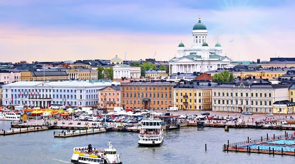 Helsinská městská krajina s helsinskou katedrálou a tržištěm, Finsko — Stock fotografie