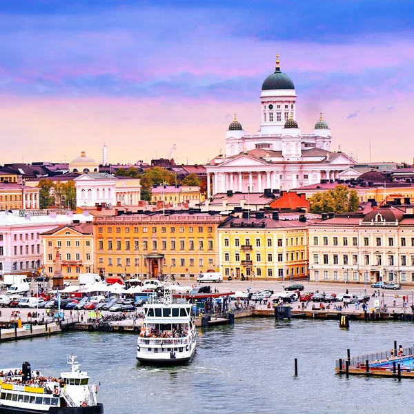 Helsinská městská krajina s helsinskou katedrálou a tržištěm, Finsko — Stock fotografie