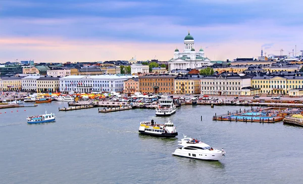 Helsinská městská krajina s helsinskou katedrálou a tržištěm, Finsko — Stock fotografie