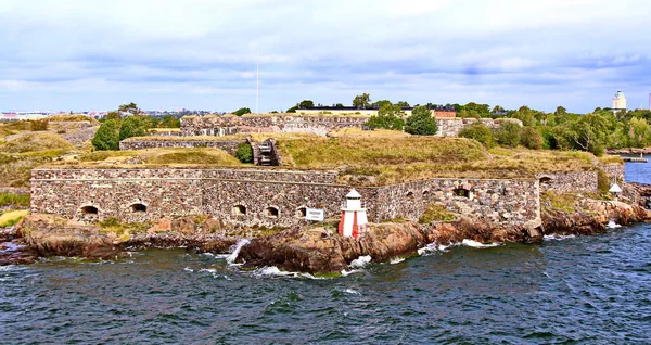 Bastiões da fortaleza finlandesa Suomenlinna em Helsinki, Finlândia — Fotografia de Stock