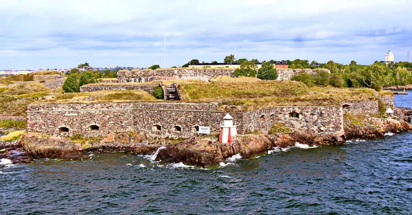 Bastiões da fortaleza finlandesa Suomenlinna em Helsinki, Finlândia — Fotografia de Stock