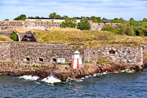 Bastiões da fortaleza finlandesa Suomenlinna em Helsinki, Finlândia — Fotografia de Stock