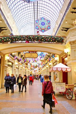 Moskova, Rusya 21 Kasım 2018 Noel süsleri ticarette ev sakız