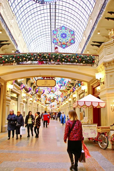 MOSCOW, RÚSSIA Novembro 21, 2018 Decorações de Natal em casa de comércio GUM — Fotografia de Stock