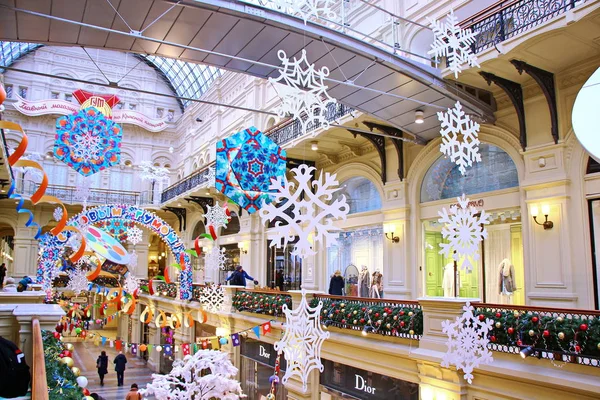 MOSCOW, RÚSSIA Novembro 21, 2018 Decorações de Natal em casa de comércio GUM Imagem De Stock