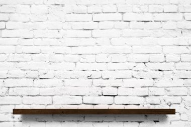 Beyaz tuğla duvar arka plan üzerinde ahşap raf