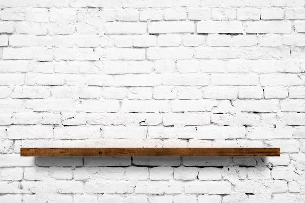 白いレンガ壁の背景の上の木製の棚 — ストック写真