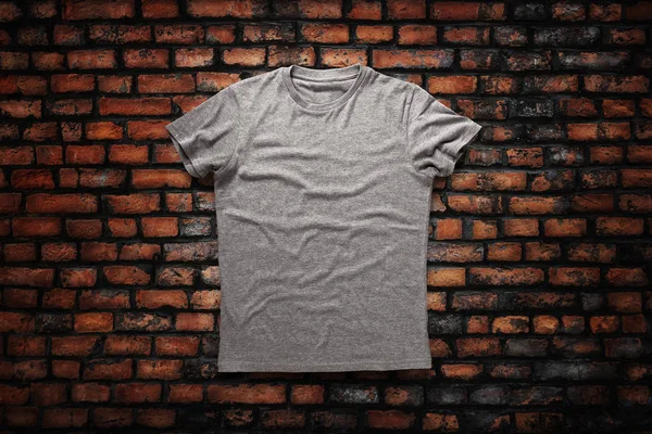 Camisa Cinza Sobre Tijolo Wal Fundo — Fotografia de Stock