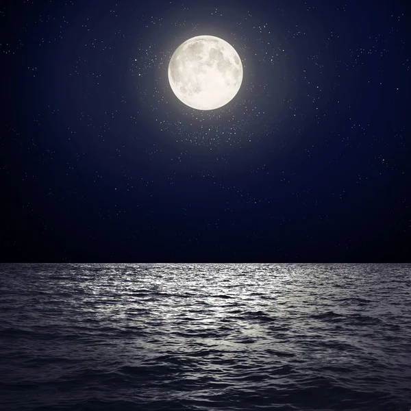 Lua Cheia Sobre Superfície Mar Com Reflexão — Fotografia de Stock