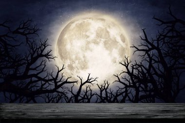 Kuru ağaç siluet üzerinde ay. Nasa tarafından döşenmiş bu görüntü unsurları