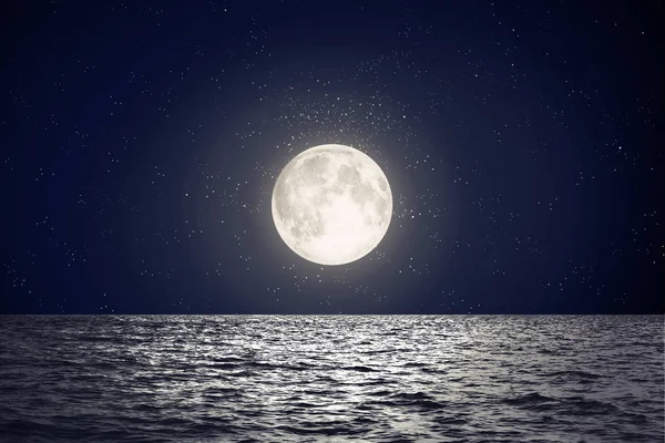 Luna Llena Sobre Superficie Del Mar Con Reflejo —  Fotos de Stock