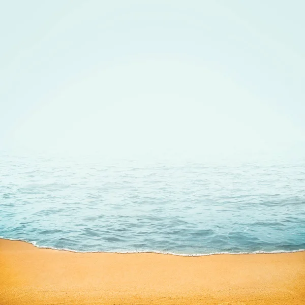 Deniz Plaj Sarı Kum Mavi Deniz Dalgaları Doğa Arka Plan — Stok fotoğraf