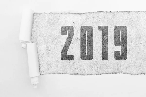 Closeup Proděravění Papíru Nad 2019 Rok Pozadí Grunge — Stock fotografie
