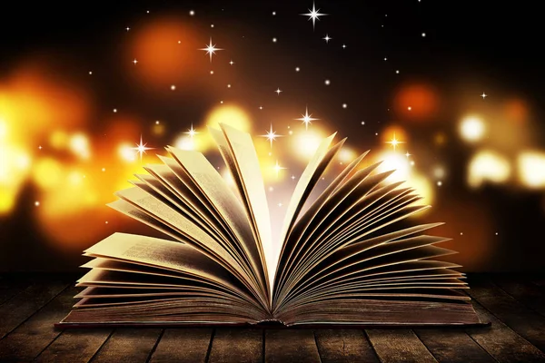 打开书的木制老式表与神秘的魔力明亮的灯光背景 — 图库照片