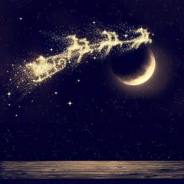 Santa Leci Nocnym Niebie Przez Światło Księżyca Wesołych Świąt Szczęśliwego — Zdjęcie stockowe