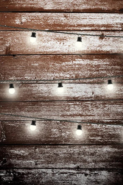 木の板のフェンスを越えてガーランド ランプです 装飾背景 — ストック写真