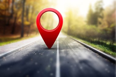 Kırmızı Gps asfalt yol ve güzellik Sonbahar Doğa üzerinde pin