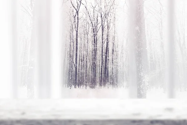 Mesa Madeira Janela Sobre Floresta Coberta Neve Inverno Beleza Natureza — Fotografia de Stock