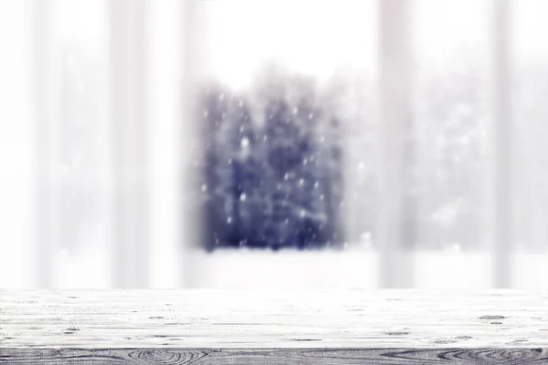 Holztisch Und Fenster Über Den Winterlich Verschneiten Wald Schönheit Natur — Stockfoto
