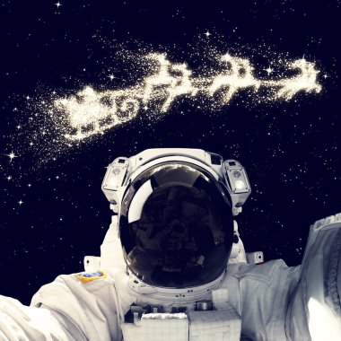 Astronot uzayda yıldız gökyüzü uçan Noel Baba. Nasa tarafından döşenmiş bu görüntü unsurları