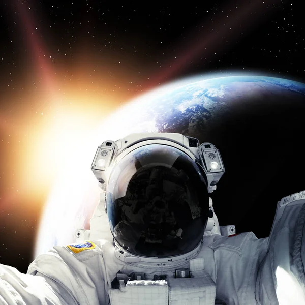 Uzayda bir astronot. Bu görüntünün elementleri NASA tarafından desteklenmektedir