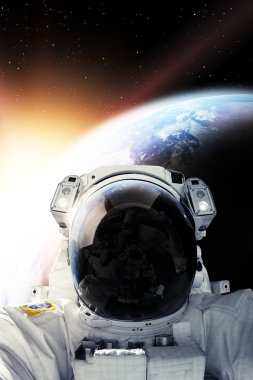 Uzayda bir astronot. Bu görüntünün elementleri NASA tarafından desteklenmektedir