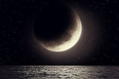 Yansıması ile deniz yüzeyi üzerinde ay. Nasa tarafından döşenmiş bu görüntü unsurları