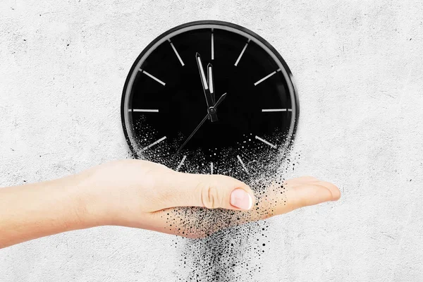 Die Klassische Uhr Auf Weißem Betongrund Zerfällt Kleine Teile Und — Stockfoto