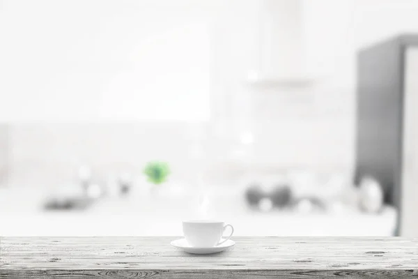 Cangkir Putih Pada Meja Kayu Atas Latar Belakang Interior Dapur — Stok Foto