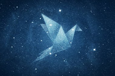 Origami kuş şeklin mavi gece gökyüzü arka plan üzerinde yıldızlarda
