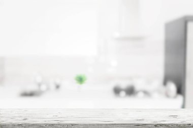 Ahşap masa mevsimlik mutfak iç arka plan üzerinde