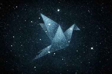 Origami kuş şeklin mavi gece gökyüzü arka plan üzerinde yıldızlarda
